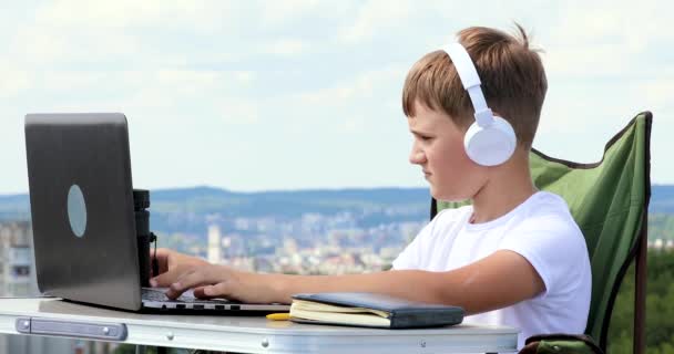 Menino Com Fones Ouvido Está Sentado Laptop Olha Para Telescópio — Vídeo de Stock