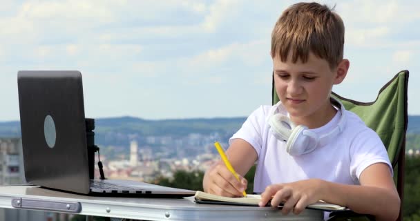 Ragazzo Siede Lavorando Computer Portatile Osservazioni Scrive Dati Notebook — Video Stock