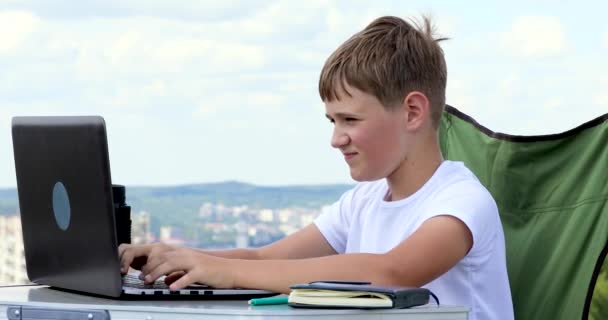 Chlapec Sedí Laptopu Uvědomil Ten Nápad — Stock video
