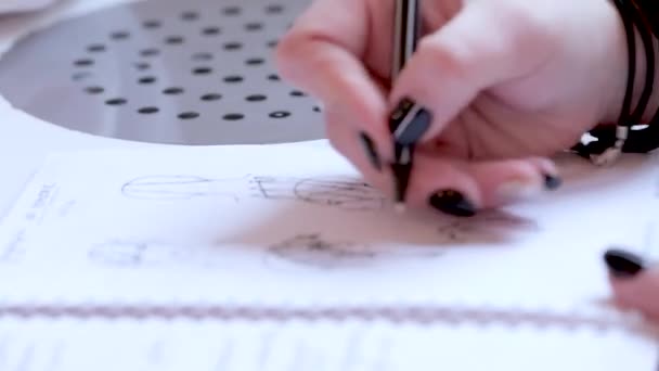 Nahaufnahme Wie Ein Student Mit Einem Stift Notizen Einem Notizbuch — Stockvideo