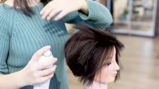 Dívčí Ruce Procesu Aplikace Spreje Vlasy — Stock video