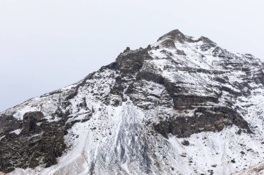 Dağdaki Skogafoss Şelalesi 'nin panoramik bölgesinden kar ve buzla kaplı kış manzarası