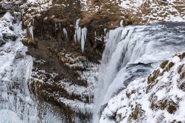 Skogafoss Şelalesi 'ndeki panoramik platformdan kar ve buzla kaplı kış manzarası
