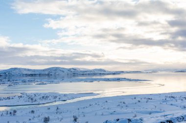 Kar ve buzla kaplı kış manzarası Thingvellir İzlanda Invellir manzarası