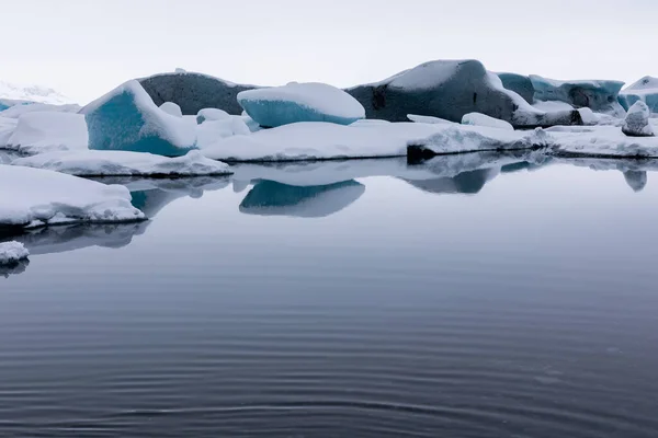 冬のパノラマジョクルサロン氷河は氷河が浮かぶ氷のビーチです — ストック写真