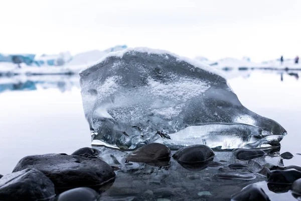 Stuk Ijs Winter Jokulsarlon Gletsjer Ijskoud Strand Waar Ijs Drijft — Stockfoto