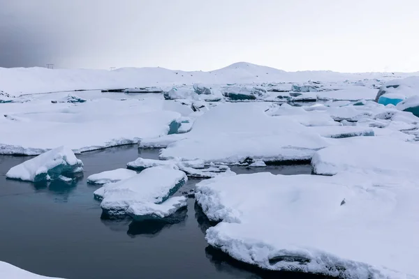 冬季朱古力沙隆冰川上的全景竞拍是一个冰封的海滩 冰层漂浮在那里 — 图库照片