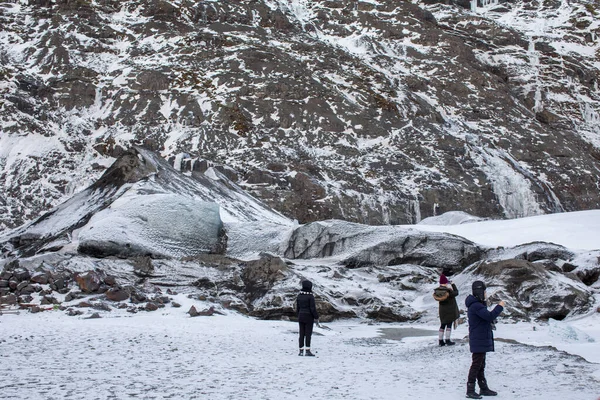 Zlanda Solheimajokull Buzulunun Otoparkının Arka Planında Insanlar Imza Selfie Çekiyor — Stok fotoğraf