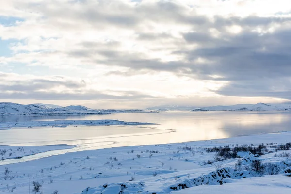 Kar ve buzla kaplı kış manzarası Thingvellir İzlanda Pingvellir panoramik