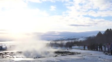 İzlanda Gayzer Ulusal Parkı 'nda sıcak su jetinin patlaması