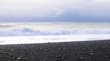 Reynisfjara Atlantik Okyanusu 'ndaki siyah sahil İzlanda