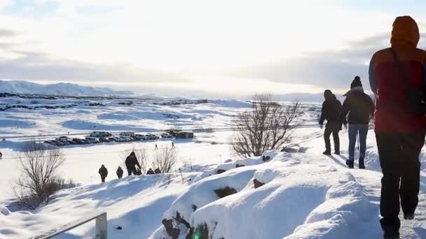 Lidé Sledují Stezku Panoramatická Skála Malá Islandská Řeka Blízkosti Zamrzlého — Stock video