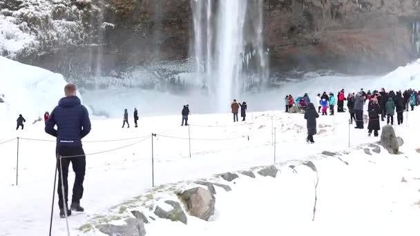 Les Gens Marchent Pied Une Cascade Hiver Seljalandsfoss — Video