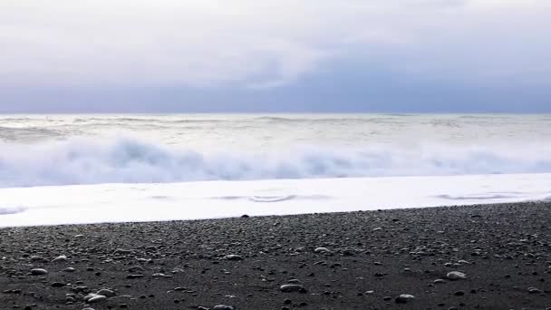 Reynisfjara Playa Negra Islandia Océano Atlántico — Vídeos de Stock