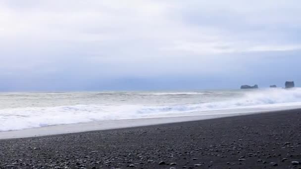 Reynisdrangar Θέα Στο Νερό Στη Μαύρη Παραλία Ισλανδία Στον Ατλαντικό — Αρχείο Βίντεο