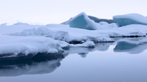 アイスランドの氷の流れの青いラグーンJokulsarlonのスライドビュー — ストック動画