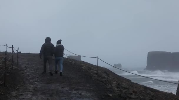 Los Turistas Siguen Rastro Cabo Islandia Luchan Con Fuertes Ráfagas — Vídeo de stock