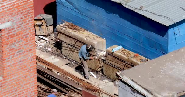 Soldador Faz Uma Construção Para Construir Uma Casa — Vídeo de Stock