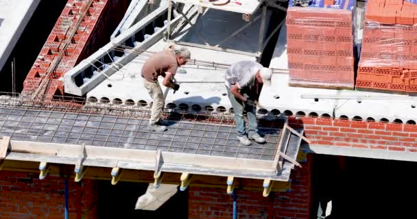 工人们安装了一个浇注混凝土阳台的加固结构 — 图库视频影像