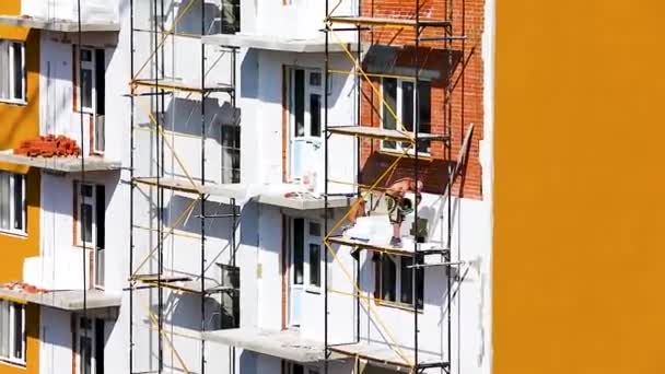 Trabajadores Andamio Fachada Una Casa Grande Amasan Pegamento — Vídeo de stock