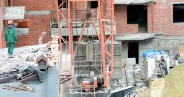 Vinç patlaması güçlendirilmiş beton bloğu taşımak için döner ve duvarı yok eder.