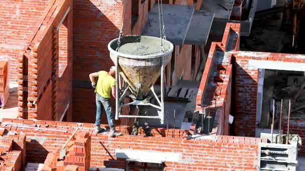 Trabalhador Derrama Concreto Chão Uma Parede Tijolo Canteiro Obras — Vídeo de Stock