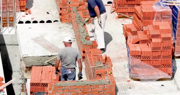 Építész Egy Toronyház Falának Sarkát Építi — Stock videók