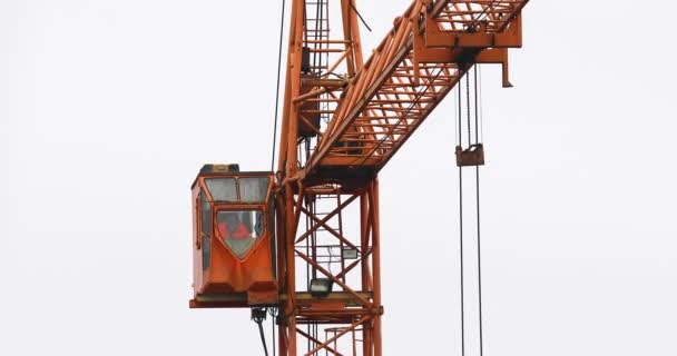 Kranausleger Dreht Sich Fracht Auf Der Baustelle Transportieren — Stockvideo