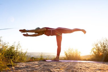 Dengeleyici Çubuk Poz Geliştirme Dengesi 'ndeki Yaşlı Kadın
