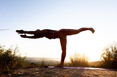 Gölge Dengeleyici Çubuk Geliştirme Dengesi 'ndeki Yaşlı Kadın
