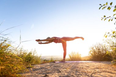 Dengeleyici Çubuk Poz Geliştirme Dengesi 'ndeki Yaşlı Kadın