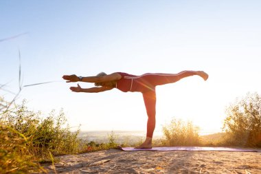 Dengeleyici Çubuk Poz Geliştirme Dengesi 'ndeki Yaşlı Kadın