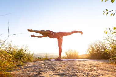 Dengeleme Çubuğu Pozu İçinde Yaşlı Kadın