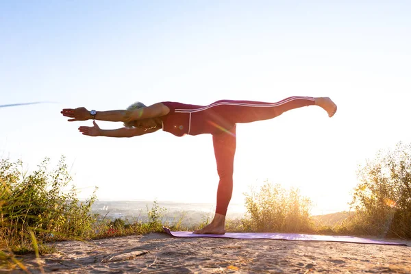 Anziana Donna Anziana Equilibrio Stick Pose Migliorare Equilibrio — Foto Stock