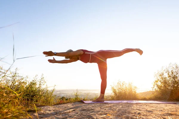 Dengeleyici Çubuk Poz Geliştirme Dengesi 'ndeki Yaşlı Kadın