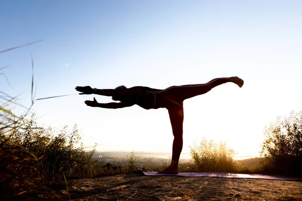 Siluet Kırmızı Eşofmanlı Yaşlı Kadın Spor Mat Üzerinde Yoga Egzersizi Yapıyor