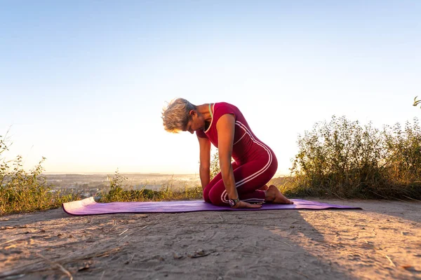 Alte Frau Roten Trainingsanzug Entspannter Pose Und Auf Knien Sitzend — Stockfoto