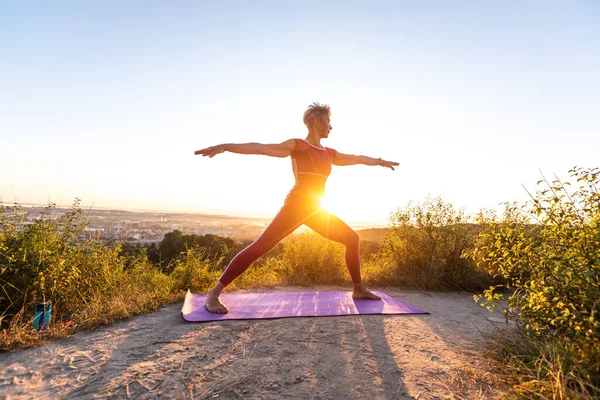 Yoga yapan yaşlı kadın Savaşçı Virabhadrasana 'yı keşfetti