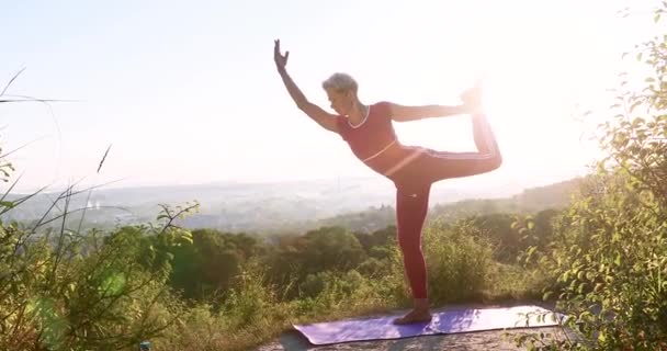 Camera Roll 360 Een Volwassen Vrouw Yoga Meester Doet Een — Stockvideo