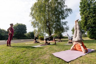 Spor gurubu parkın dışında poz veriyor.