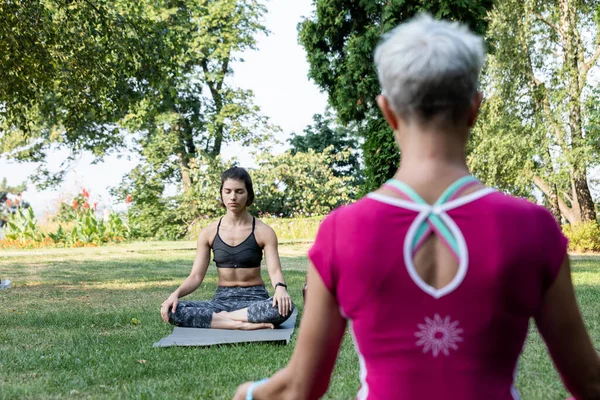 Schöne Mädchen Die Der Lotusposition Auf Dem Gras Sitzt Legte — Stockfoto