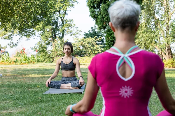 Belle Femme Assise Position Lotus Sur Herbe Reposant Sur Fond — Photo