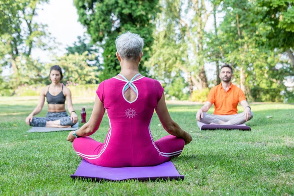 Fille Garçon Sont Assis Dans Une Position Lotus Avec Leur — Photo