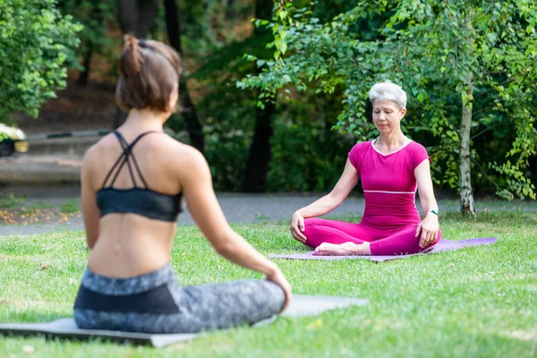 Studentin Sitzt Lotusposition Und Erlebt Zen Mit Ihrem Yoga Meister — Stockfoto