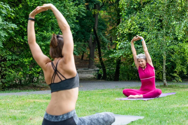 Chica Aprendiz Levanta Las Manos Repitiendo Movimiento Maestro Yoga Parque —  Fotos de Stock
