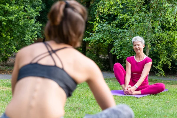 Auszubildende Wiederholt Die Bewegungen Ihres Yoga Meisters Park Auf Dem — Stockfoto