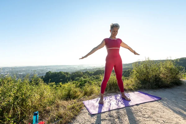 Eine Yoga Meisterin Steht Auf Einem Hügel Und Fühlt Sich — Stockfoto