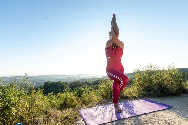 Yoga pozu veren Yoga ustası Kartal Pozu Garudasana