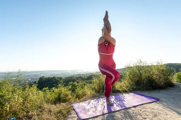 Yoga pozu vücut bükme