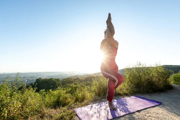 Die Strahlen Des Sonnenaufgangs Scheinen Yogameister Der Auf Einem Hügel — Stockfoto